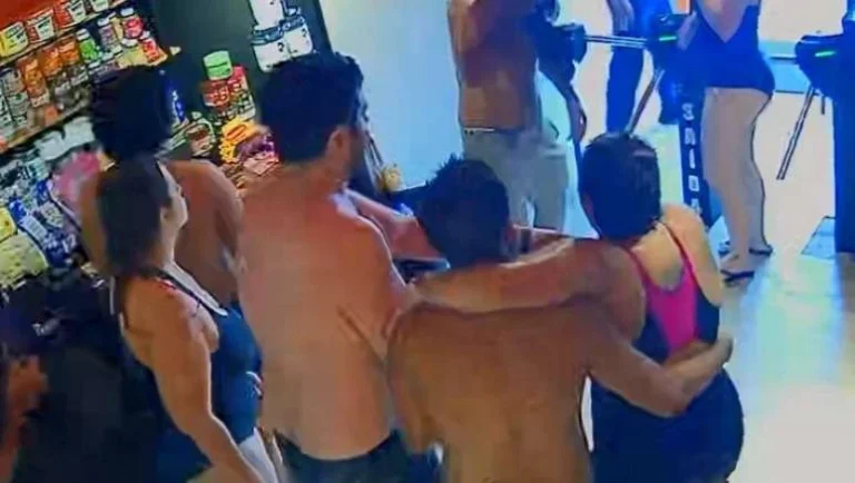 Vídeos mostram mulher sendo socorrida após passar mal durante aula de natação em academia de SP