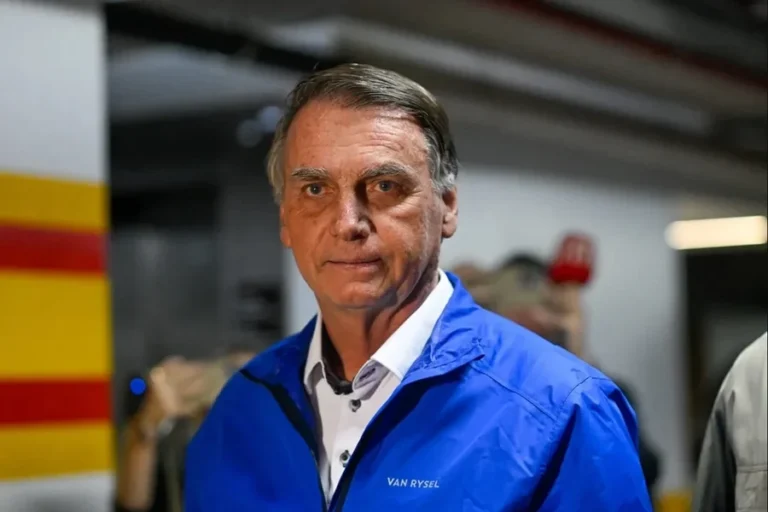 Bolsonaro diz à PF que se mantém equilibrado por Michelle e filha
