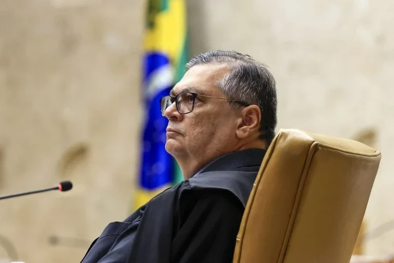 Dino comenta campanha “contra o pé direito” e descarta ilegalidade