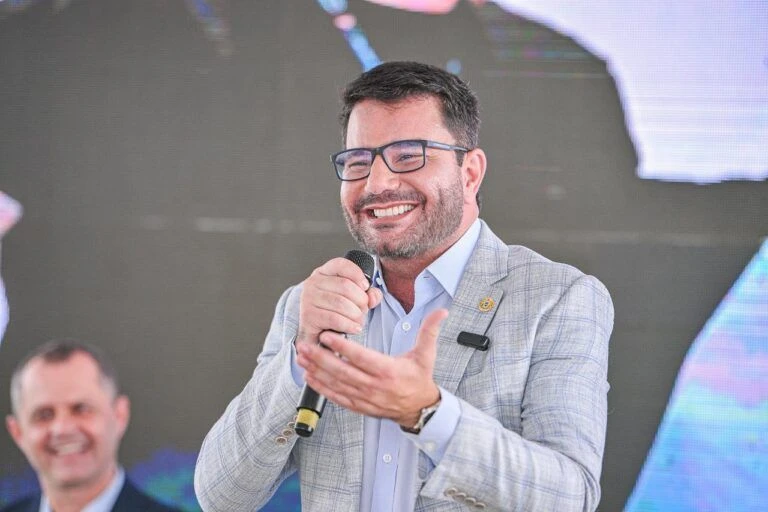 Governador do AC diz que PF apreendeu dispositivos e dinheiro em sua casa