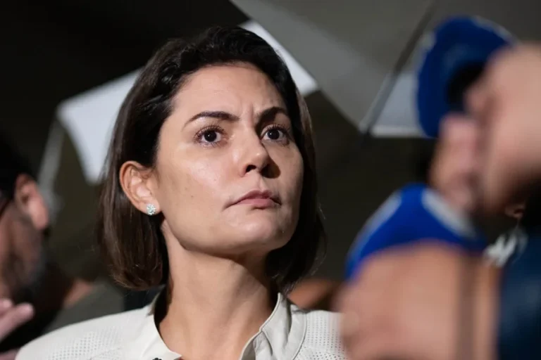 Michelle reage à imagem de Bolsonaro como palhaço em desfile sobre Lula
