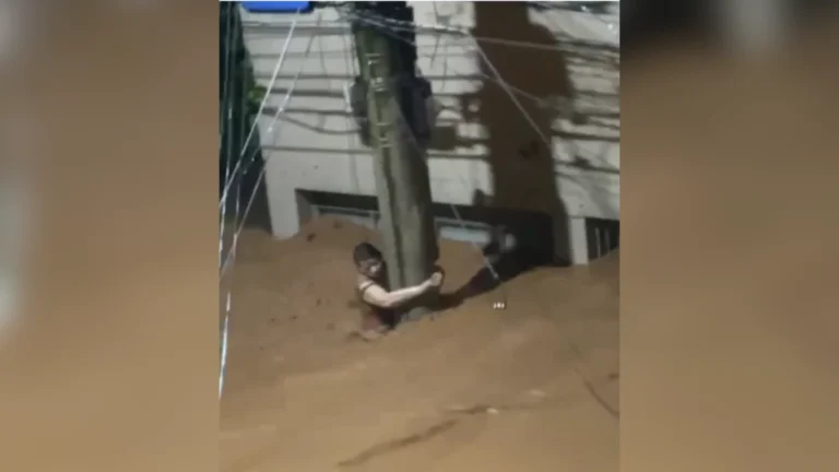 Vídeo mostra mulher se segurando em poste em meio à enxurrada em MG; veja