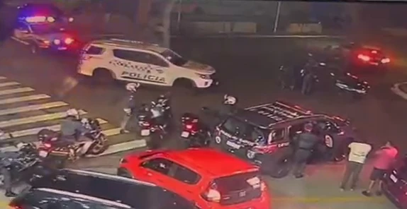 Vídeo: homem de 20 anos é baleado após briga de trânsito em SP