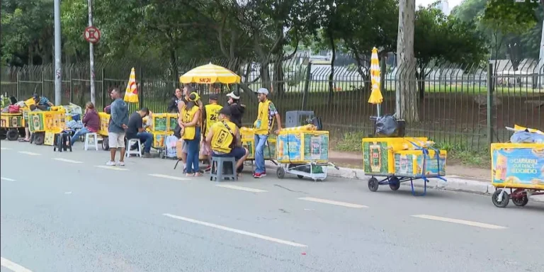 Ambulantes em SP denunciam venda de vagas em fila de credenciamento