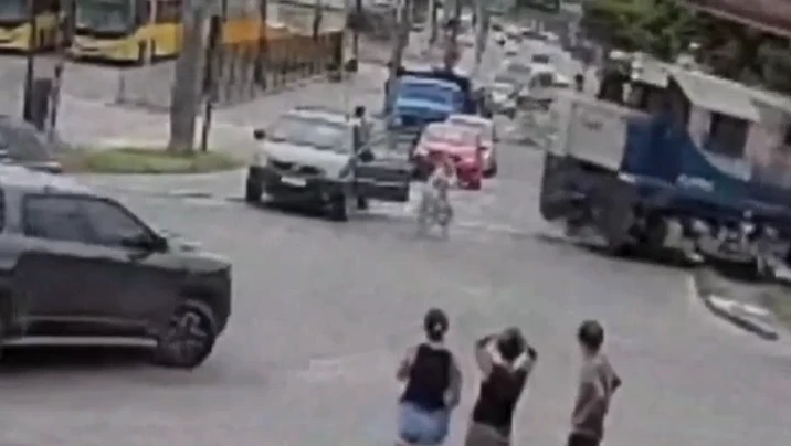 Motorista deixa carro instantes antes de veículo ser arrastado por trem