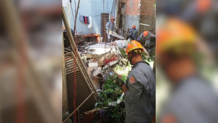 Casa fica destruída após desabar no Jardim Ângela, zona Sul de SP; veja