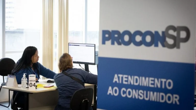 Procon-SP encontra irregularidades e fiscaliza 409 papelarias do estado