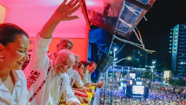 Após desfile na Sapucaí, TSE analisa possível propaganda irregular pró-Lula
