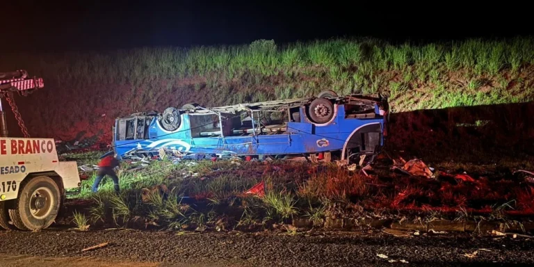 Ônibus de trabalhadores tombado fazia viagem interestadual sem autorização