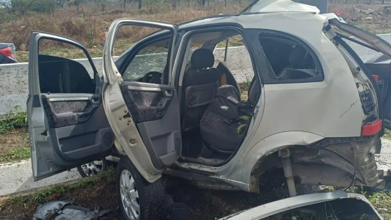 Carro fica esmagado após acidente em Pernambuco; duas pessoas morreram