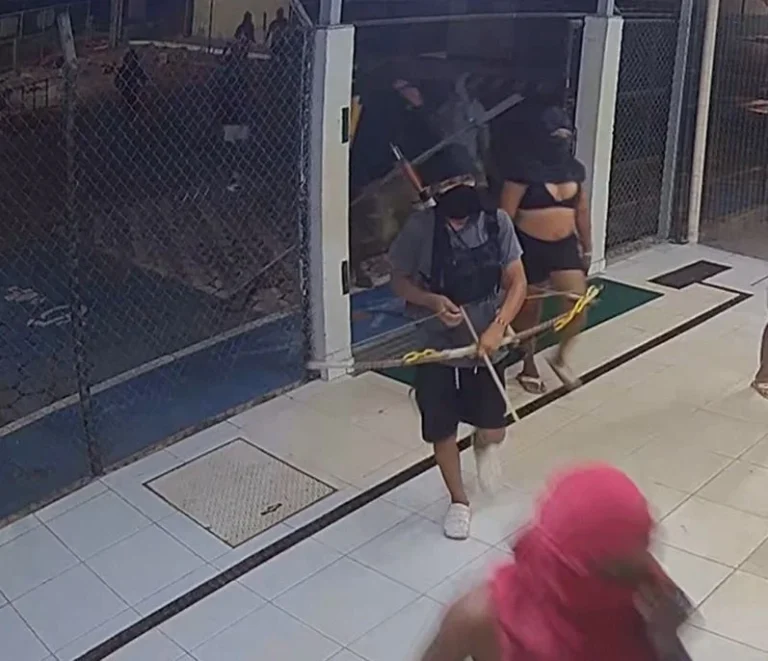 Veja imagens do momento em que indígenas invadem terminal da Cargill no PA