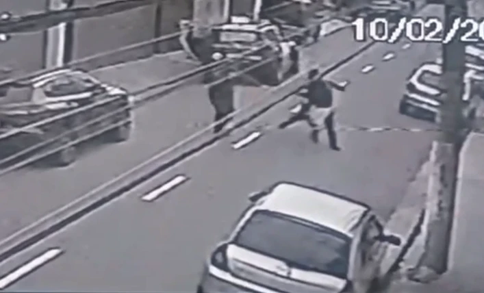 Vídeo: homem é morto pela polícia após invadir centro religioso em SP