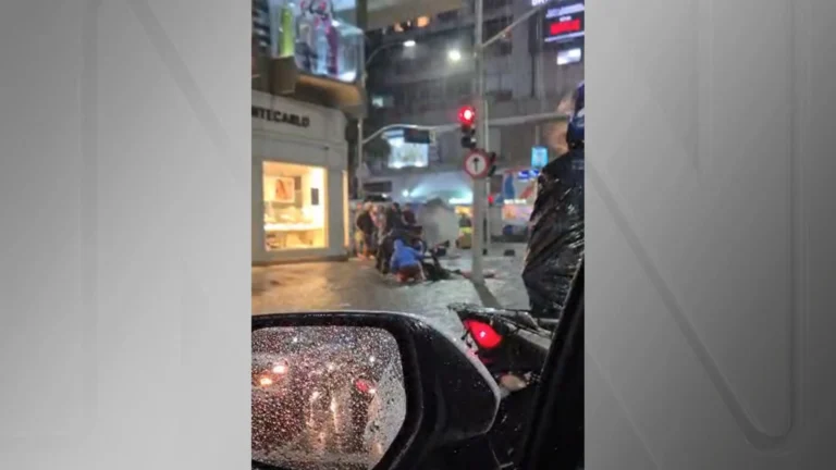 Mulher leva choque em poste no RJ; homem vai ajudar e também é eletrocutado