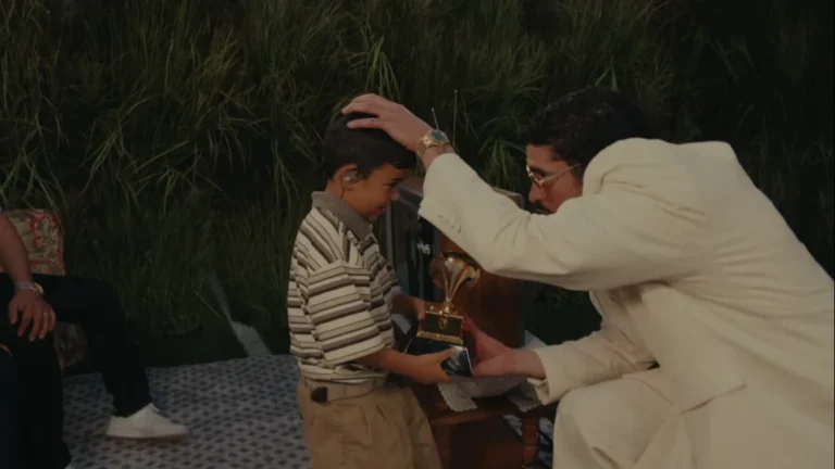 Quem é o garoto que recebeu o Grammy de Bad Bunny no Super Bowl?