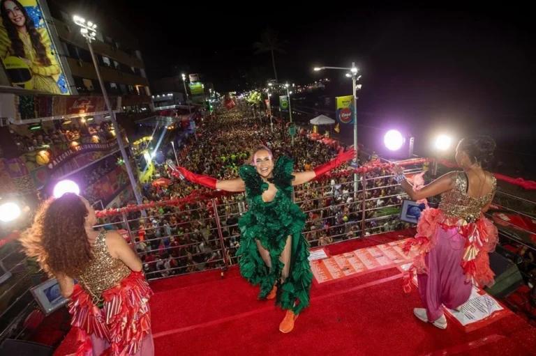 Daniela Mercury canta com Gil e Caetano em 4º dia do Carnaval de Salvador