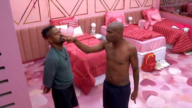 BBB26: Edilson e Leandro sobem o tom em discussão e web vê agressão