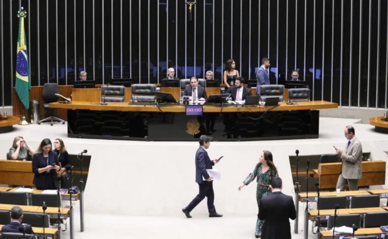 Reforma Administrativa empaca na Câmara enquanto penduricalhos avançam