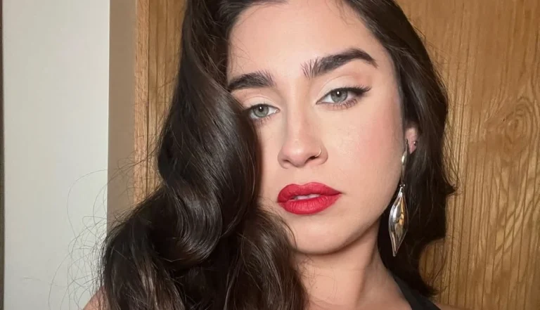 Lauren Jauregui, ex-Fifth Harmony, aparece de surpresa na Sapucaí; veja