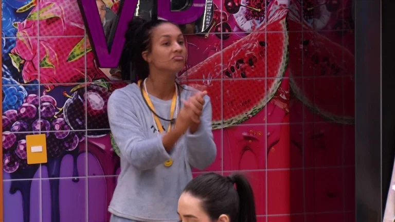 Ana Paula Renault provoca Maxiane após Paredão, e Líder ironiza: Quer que me ajoelhe aos seus pés?