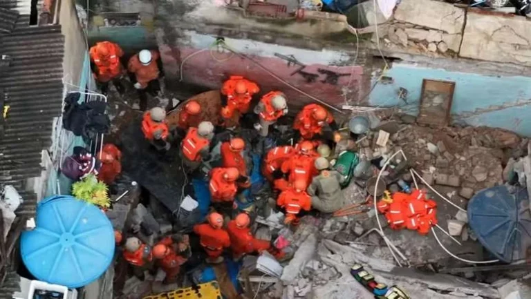 Mãe morre soterrada e filha é resgatada em desabamento de casa no Rio de Janeiro
