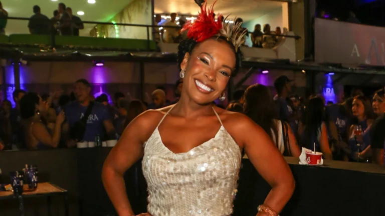 Soridente, ex-BBB Sol Vega curte Carnaval na Sapucaí