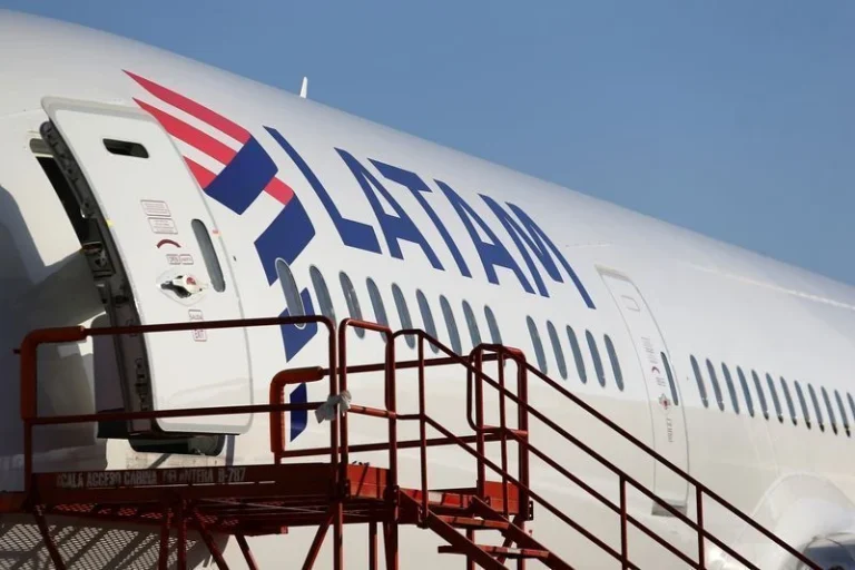 Avião da Latam aborta decolagem no aeroporto de Guarulhos