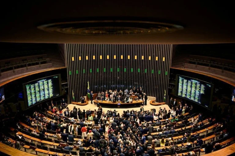 Câmara queria contemplar 580 servidores com penduricalhos