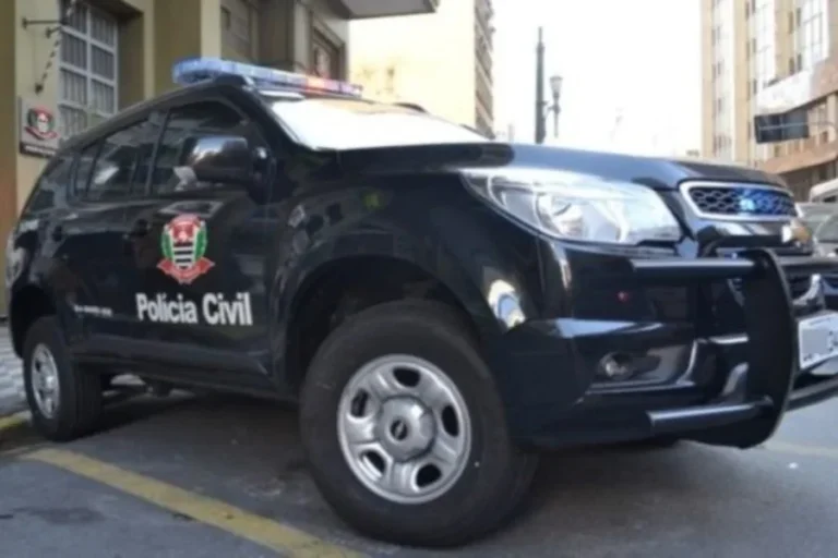 Irmãos são internados após comerem doces entregues pelo ex da mãe