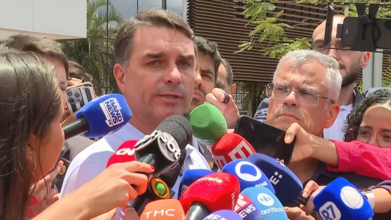 Flávio Bolsonaro diz que pai não teria passado mal se estivesse em casa