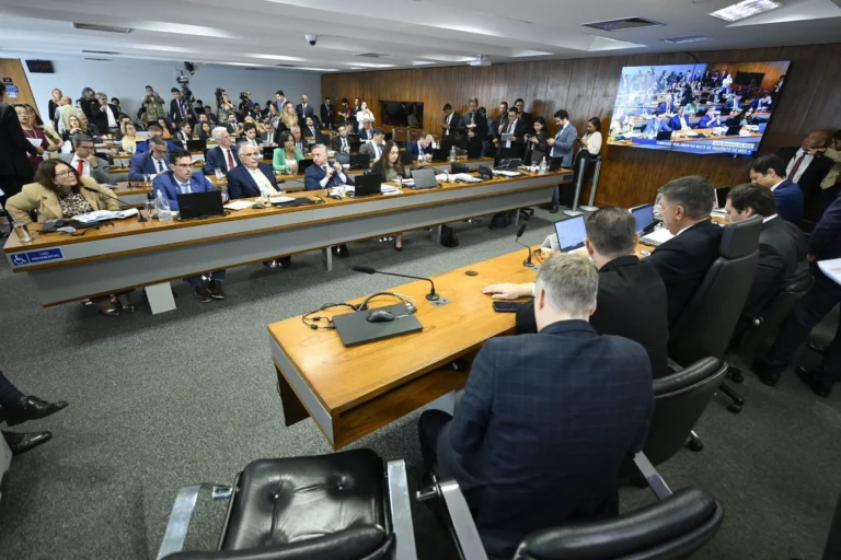 CPMI aprova convites para ouvir Galípolo e Campos Neto sobre caso Master