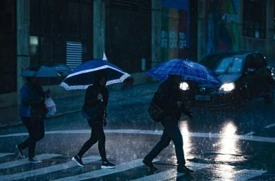 Frente fria avança no Sul e Sudeste; veja previsão do tempo por região