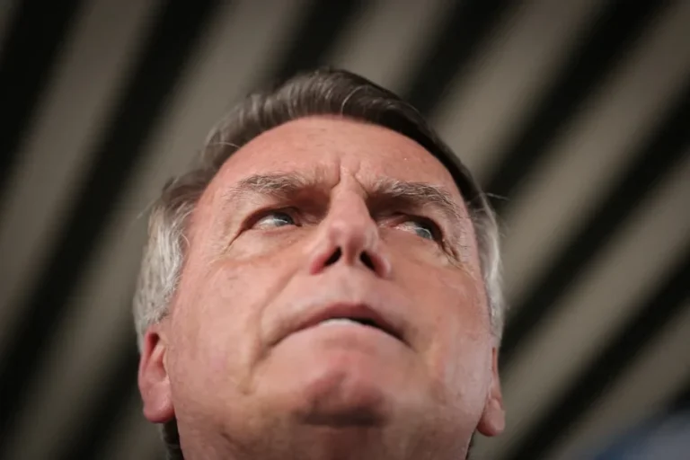 Bolsonaro faz tomografia e exames de sangue, diz médico