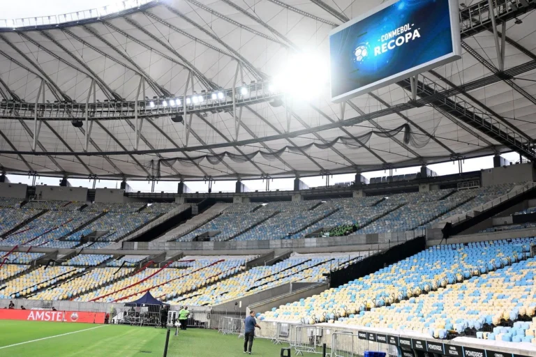 Torcedores do Flamengo tentam invadir sede do Fluminense e são presos
