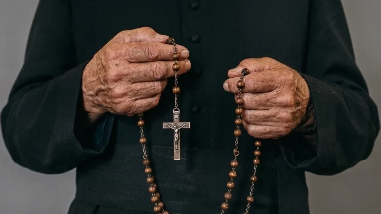 Padre libanês que se recusou a partir morre em ataque de tanque israelense