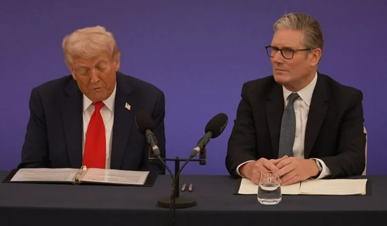 Premiê do Reino Unido e Trump discutem crise do Estreito de Ormuz