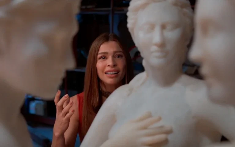 Três Graças: Arminda se agarra às Três Graças e percebe que dinheiro que estava na estátua sumiu