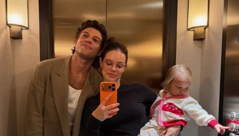 Chay Suede posta fotos raras ao lado da mulher e filha caçula; veja