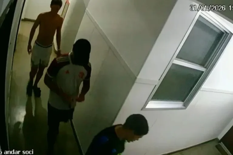 Adolescente “mentor” de estupro coletivo se entrega a polícia no Rio