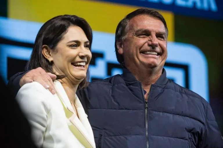 Michelle comemora autorização de prisão domiciliar para Bolsonaro: Obrigada, meu Deus