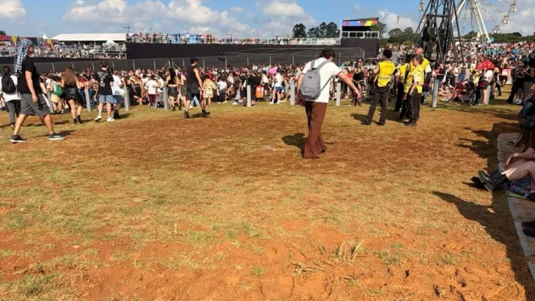 Lollapalooza 2026: fãs enfrentam poças de lama no primeiro dia de festival