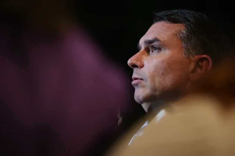 Justiça derruba post que dizia que Flávio é contra o salário mínimo