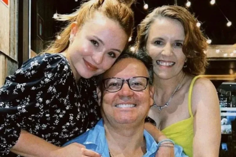 Mãe de Larissa Manoela posta foto rara com marido após briga com filha