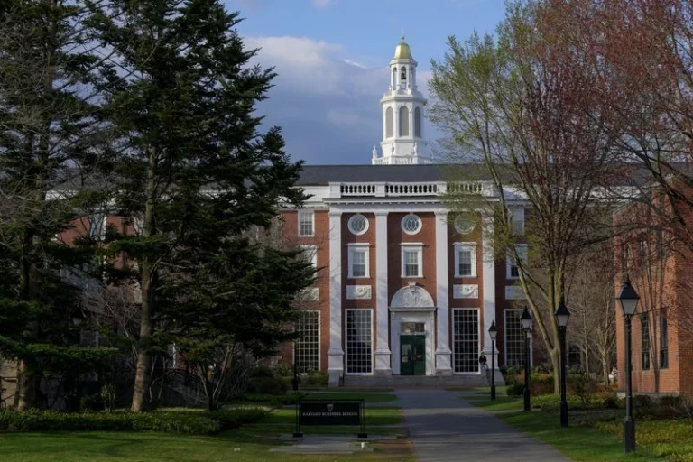 Governo Trump abre novas investigações contra Harvard