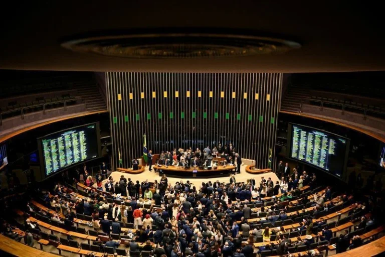 Câmara aprova projeto que abre brecha no Orçamento para licença-paternidade