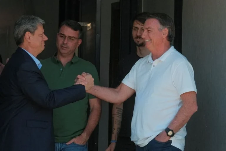 Tarcísio se reúne com ministros do STF e defende domiciliar para Bolsonaro