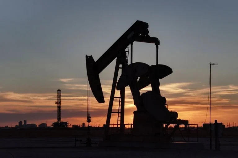 Ministros do G7 discutem liberar reservas de petróleo por alta dos preços