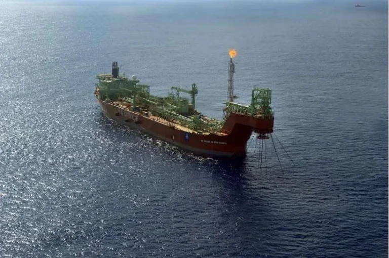 Empresas de navegação redirecionam navios após ataques ao Irã