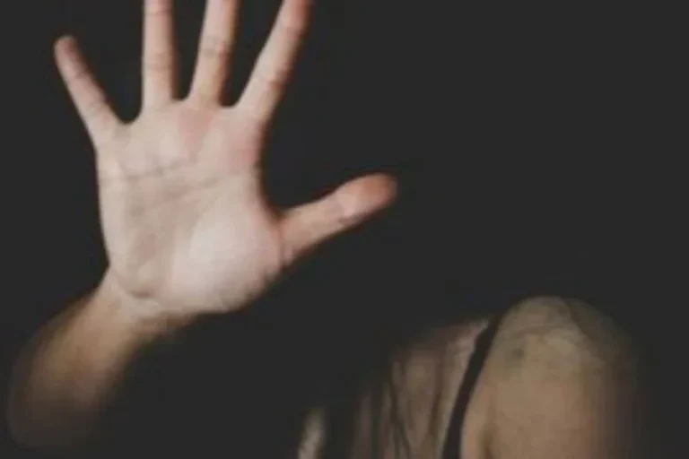 Homem se irrita com curtidas em rede social e agride ex-mulher grávida
