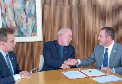 Lula parabeniza diretor da PF por revogar credenciais de agente dos EUA