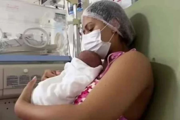 Nascido com 6 dedos, filho de influenciadora recebe alta após 40 dias na UTI